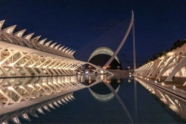 Ágora de Valencia en la Ciudad de las Artes y las Ciencias, cubierta azul metálica y estructura moderna