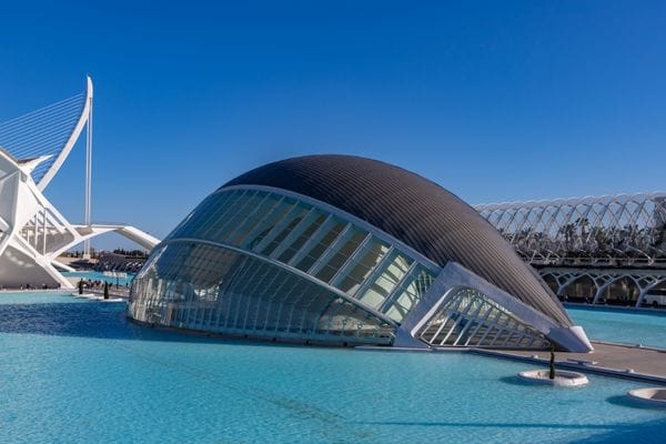 Hemisfèric de Valencia con reflejo sobre el lago de la Ciudad de las Artes y las Ciencias