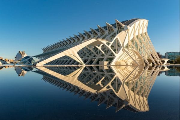 Museo de las Ciencias Príncipe Felipe con su diseño futurista en la Ciudad de las Artes y las Ciencias