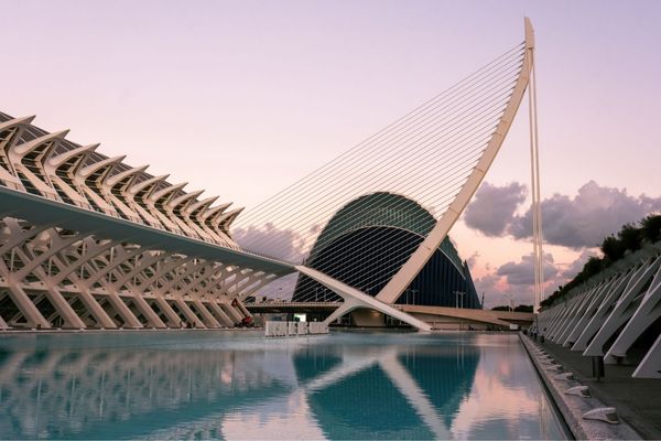 Ágora de Valencia junto al Hemisfèric, arquitectura moderna y reflejos sobre el agua