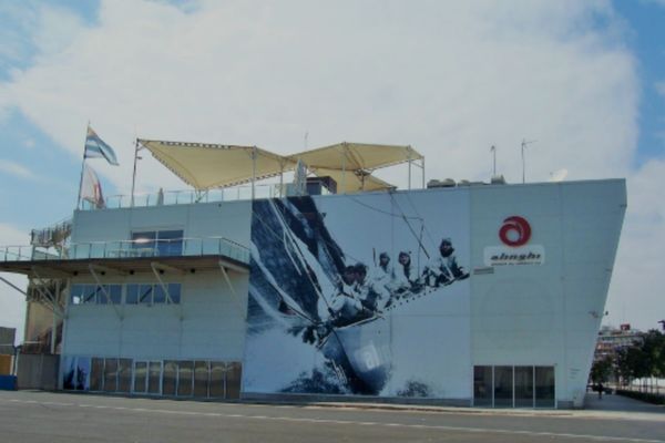 Base de Alinghi y zona náutica en la Marina de Valencia