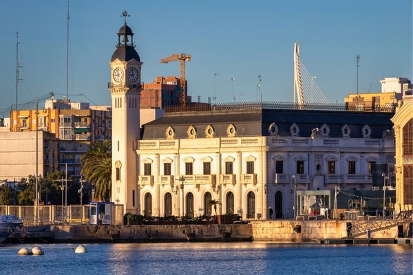 Edificio del Reloj en la Marina de Valencia: fachada histórica y reloj central