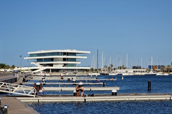 Veles e Vents en la Marina de Valencia: arquitectura blanca con terrazas frente al mar