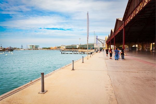 Zona de eventos y exposiciones en la Marina de Valencia con carpas y espacios abiertos