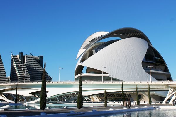 Palau de les Arts Reina Sofía junto al Hemisfèric de Valencia, arquitectura futurista blanca