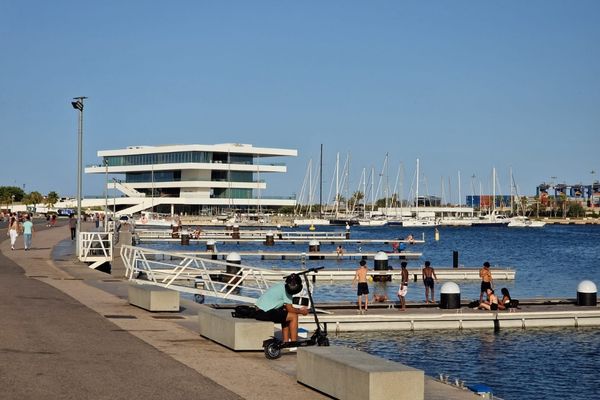 Vistas de la Marina de Valencia con embarcaciones y paseo frente al mar