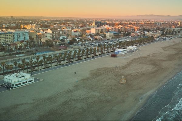 Playa de la Malvarrosa con amplia arena dorada y paseo marítimo