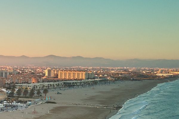 Playa de la Patacona con paseo marítimo y ambiente relajado