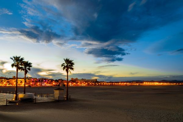 Playa de las Arenas con Paseo de Neptuno y terrazas frente al mar