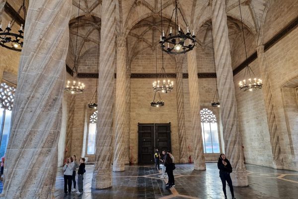 Sala de Contratación o Salón Columnario de la Lonja de la Seda, interior gótico civil