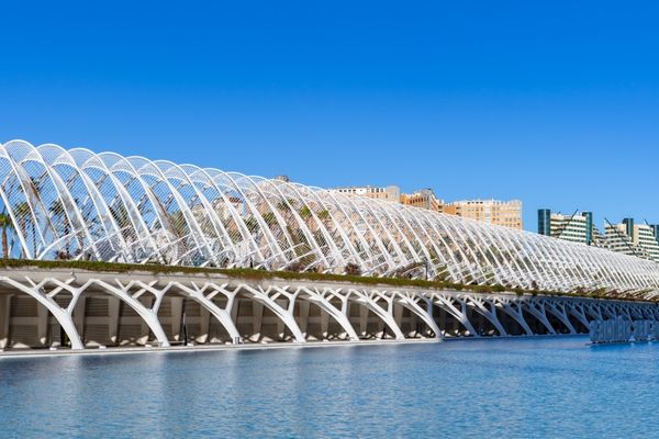 Umbracle de Valencia junto al Hemisfèric, paseo ajardinado con arcos blancos