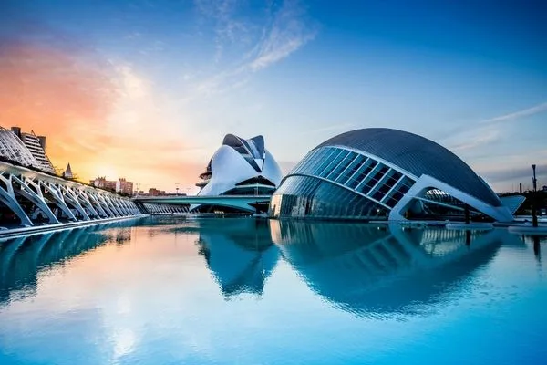 Ciudad de las Artes y las Ciencias, arquitectura futurista junto al Turia