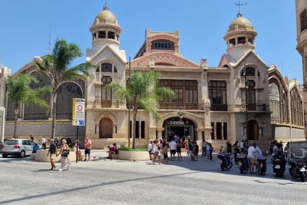 Mercado Central, productos frescos y cúpulas modernistas