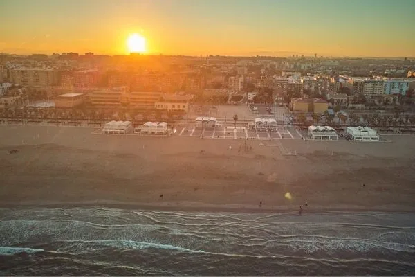 Playa de la Malvarrosa, amplia y luminosa