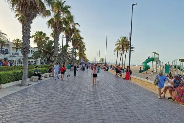 Paseo Marítimo con terrazas y ambiente mediterráneo