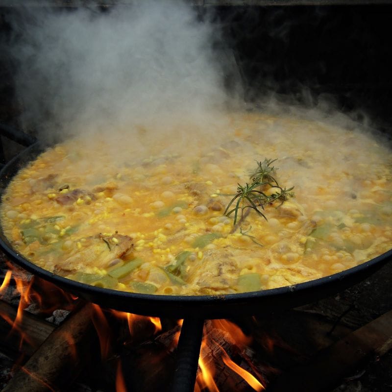 Paella valenciana en el centro de Valencia