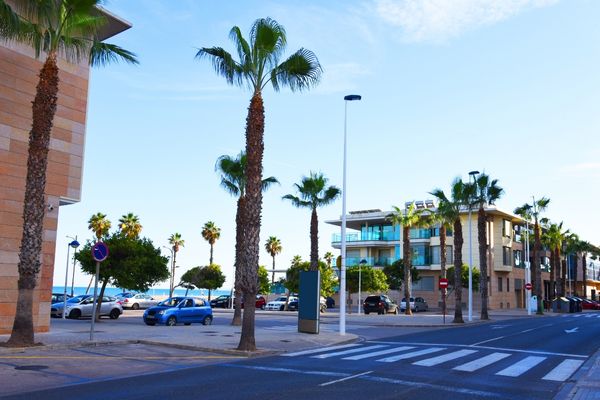 Playa de la Patacona con ambiente relajado