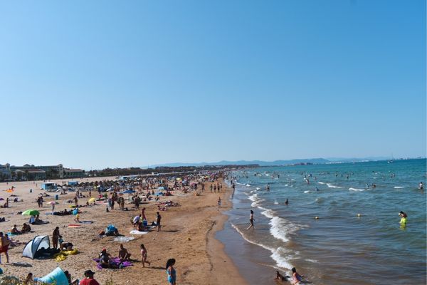 Playa de las Arenas con paseo y terrazas