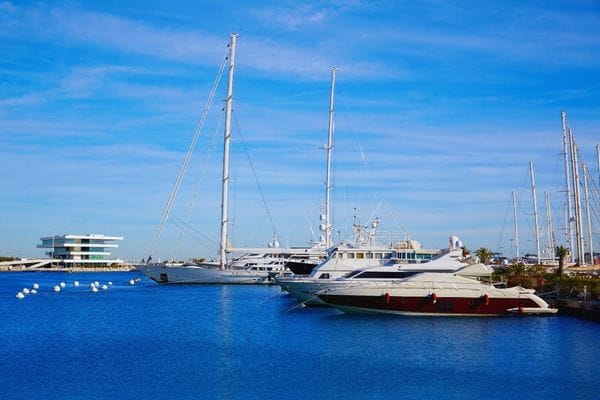 Vista de la Marina de Valencia con embarcaciones y paseo náutico