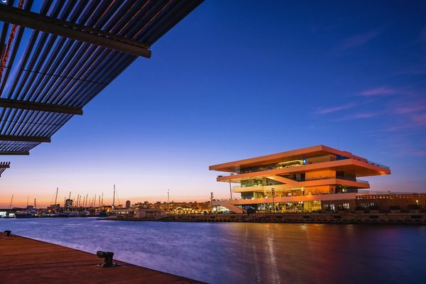 Vista de la Marina de Valencia con embarcaciones y paseo náutico