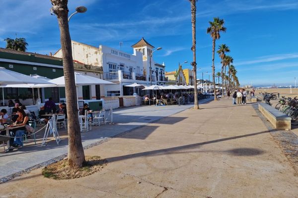 Playa de la Patacona con paseo y cafés frente al mar