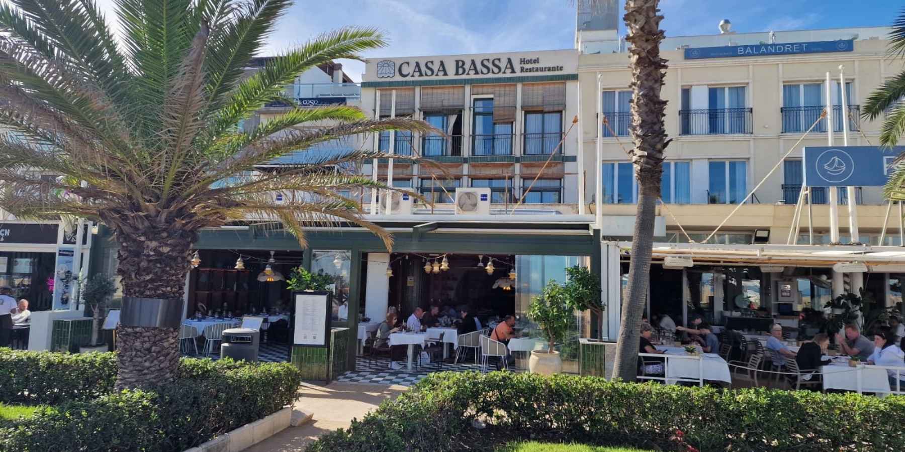 Terrazas de restaurantes en Las Arenas y el Paseo de Neptuno, una zona emblemática para comer junto al mar en Valencia