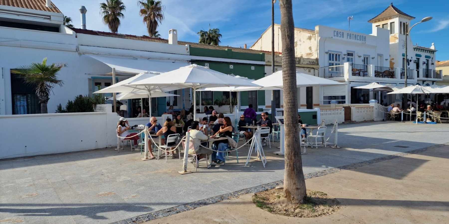 Terrazas de restaurantes en el Paseo Marítimo de la Patacona, una zona perfecta para comer frente al mar en Valencia