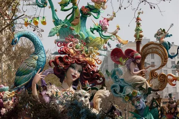 Monumentos falleros de Valencia iluminados por la noche