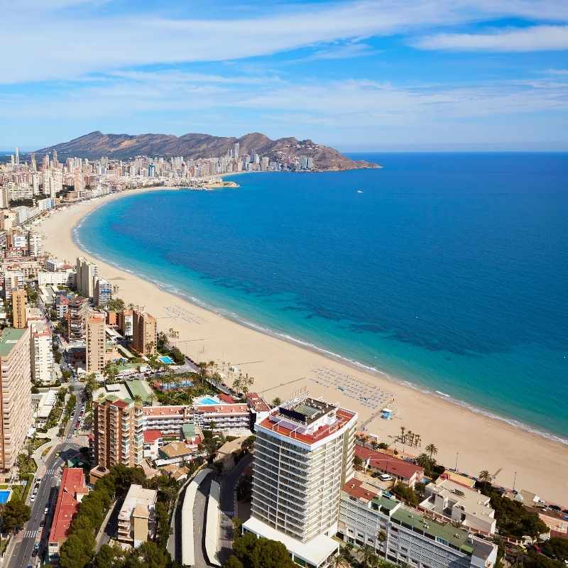 Playas de Benidorm: vista panorámica del skyline y la costa