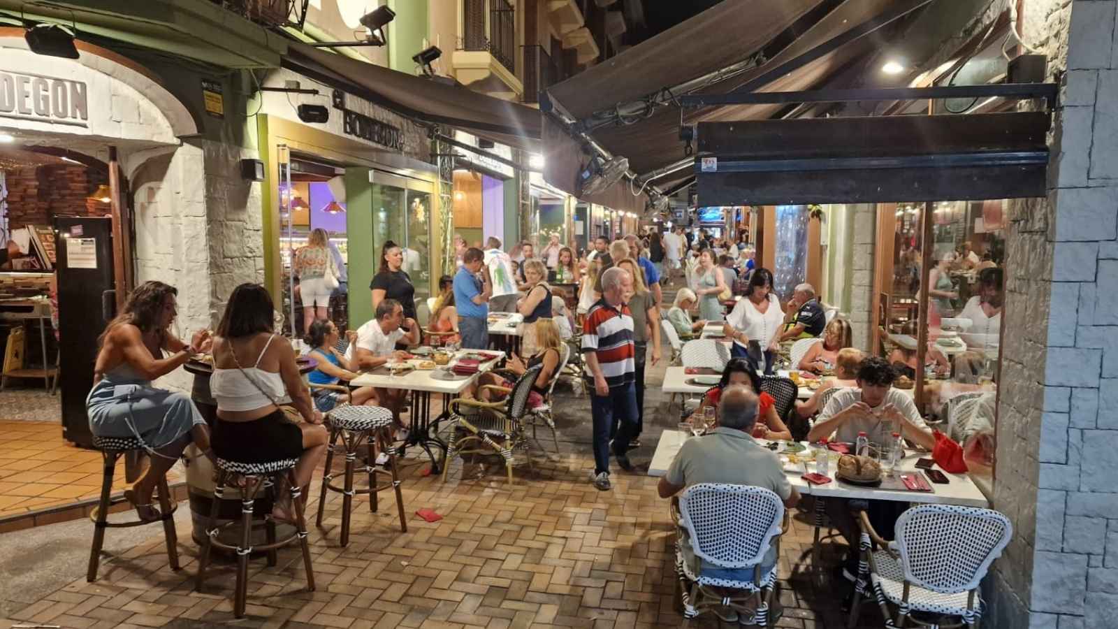 Dónde comer en Benidorm en el casco antiguo, calle con restaurantes y terrazas llenas durante la noche