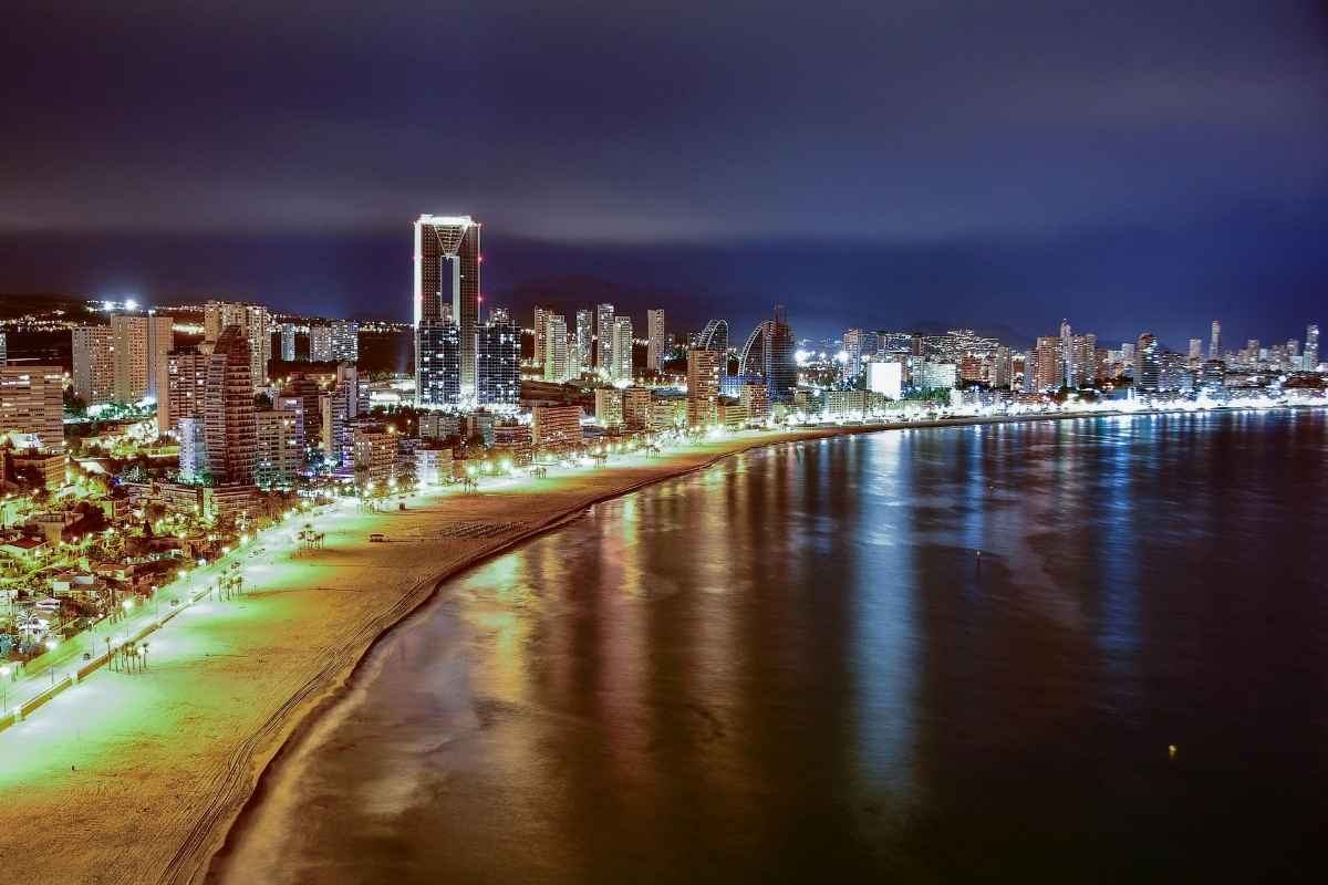 playa de poniente de noche benidorm