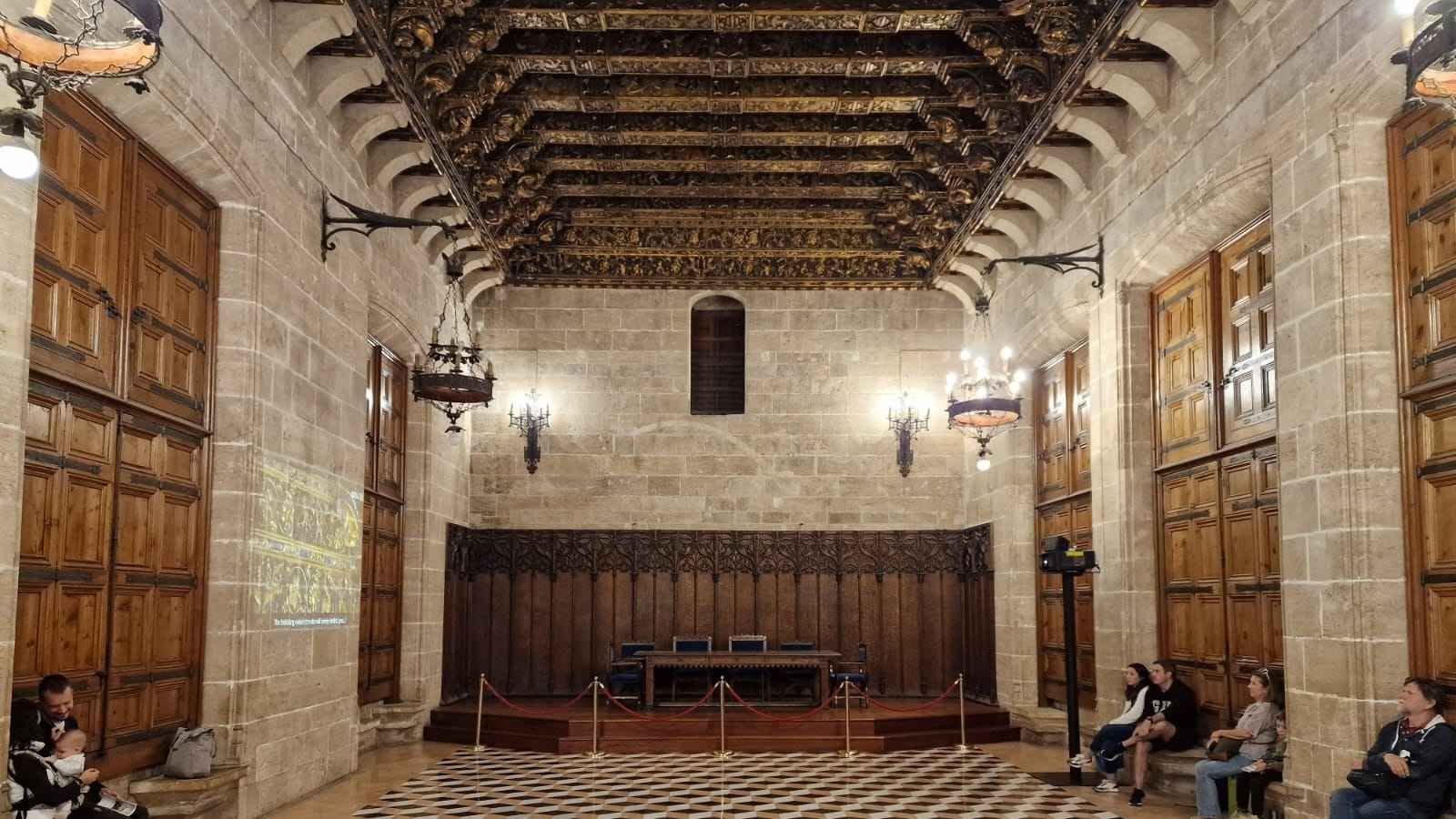 Sala del Consulado del Mar de Valencia con artesonado mudéjar policromado en la Lonja de la Seda