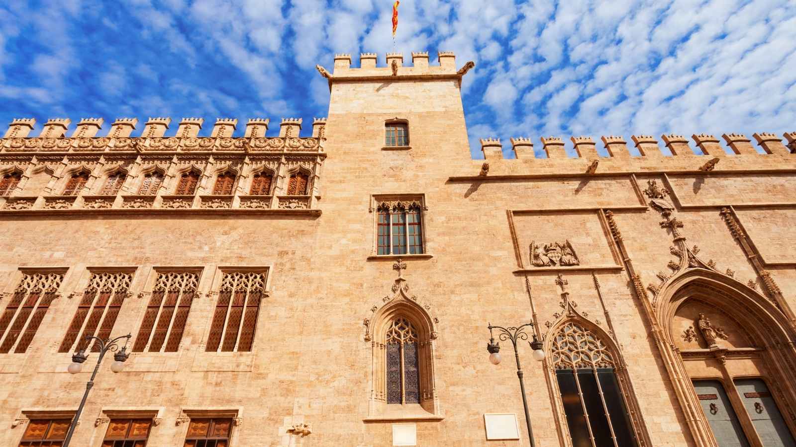 Torre de la Lonja de la Seda de Valencia junto a la fachada gótica principal