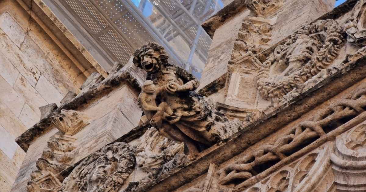 Lonja de la Seda (1200 x 628 px) Gárgolas de la fachada de la Lonja de la Seda