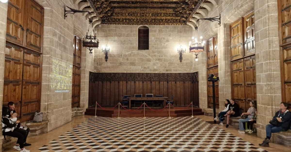 Lonja de la Seda (1200 x 628 px)(1) Una sala del interior de la Lonja de la Seda