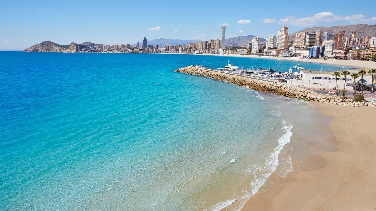 Panorámica de la playa del mal pas en Benidorm