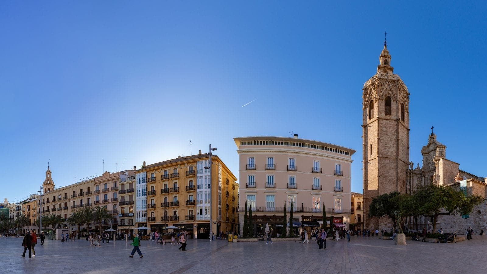 Panorámica de a laza de la Reina en Valencia con la Catedral y el Miguelete de fondo junto a edificios y terrazas