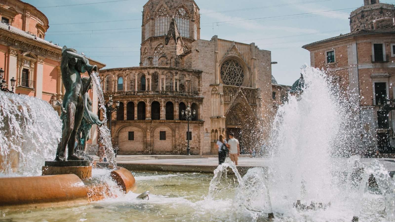 Plaza de la Virgen de Valencia con la Fuente del Turia, la Catedral y la Basílica