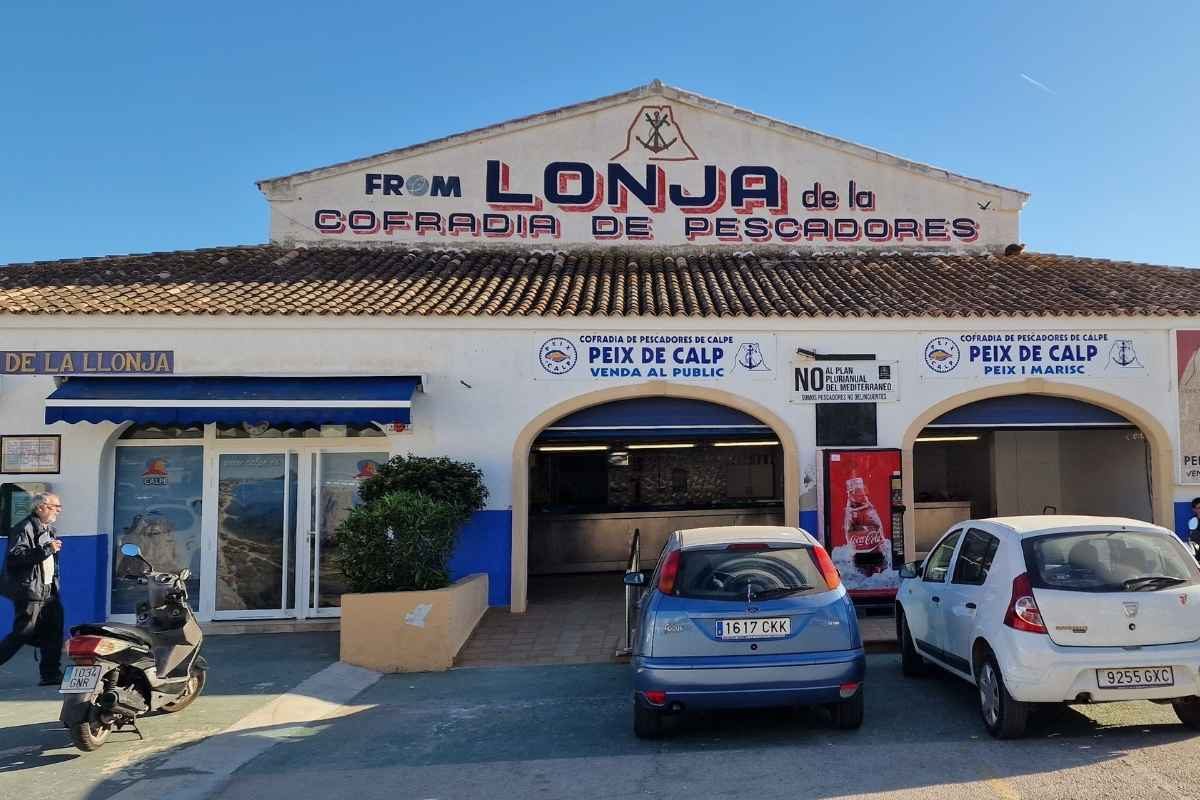 Fachada de la lonja del puerto de Calpe