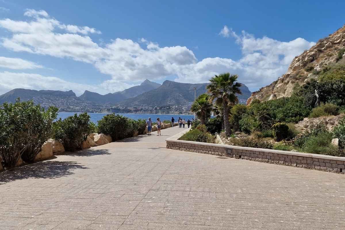 Paseo ecológico Príncipe de Asturias junto al puerto de Calpe