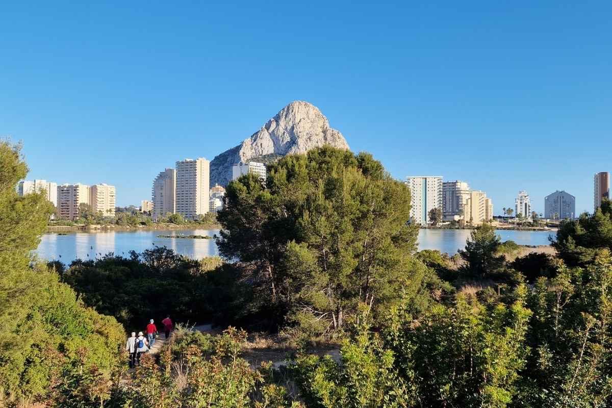 Panorámica de las Salinas de Calpe con personas haciendo la ruta circular